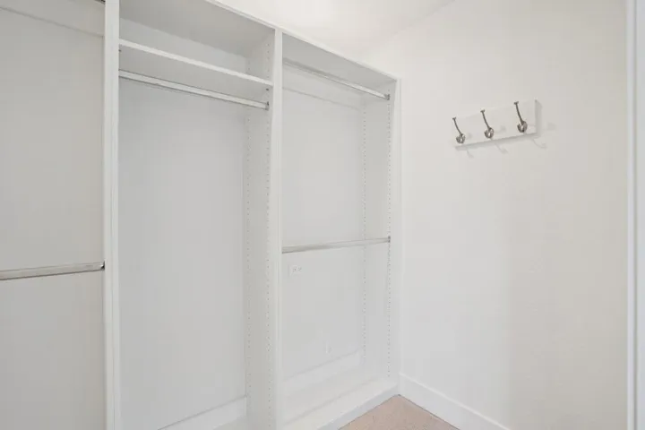 27-web-or-mls-Lago Dr-L0702-027