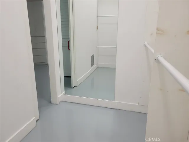 Walk-in-closet