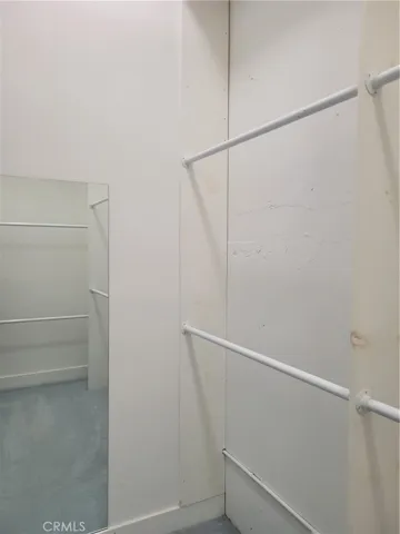 Walk-in-closet