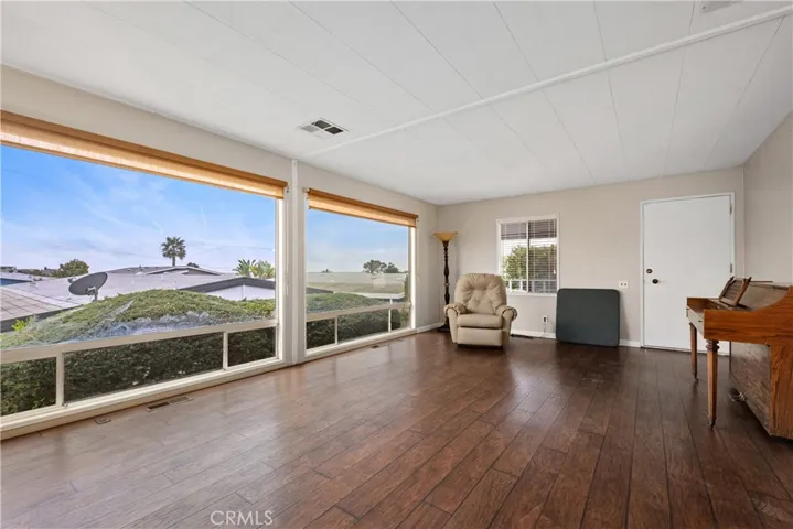 living room with BIG VIEW WINDOWS