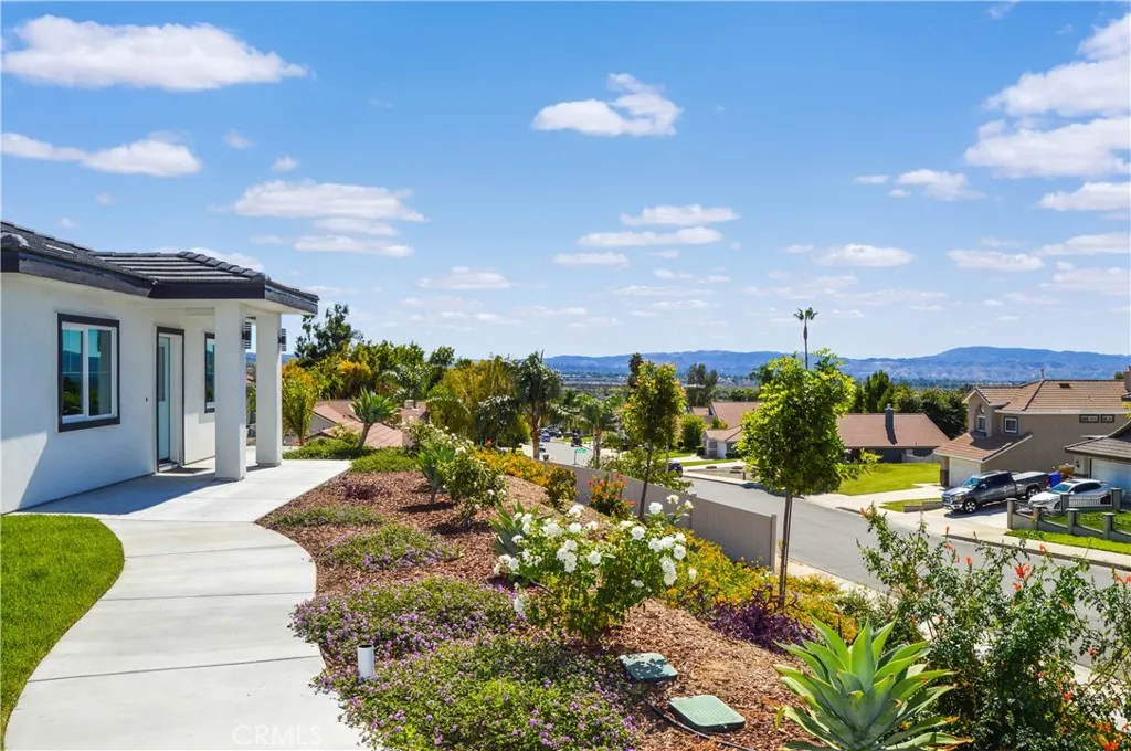 Walkway along units with landscaping and​​‌​​​​‌​​‌‌​​‌​​​‌‌​​​‌​​‌‌​​‌‌​​‌‌​​​​ views