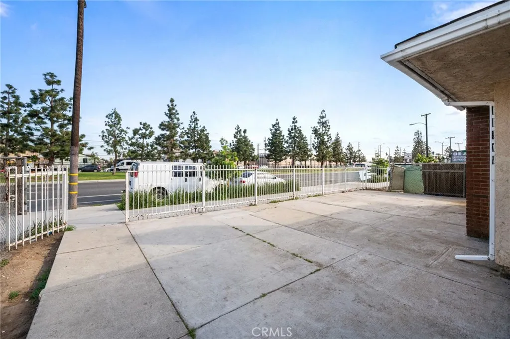 11825 S Vermont Ave, Los Angeles, California 90044 home-pic-4