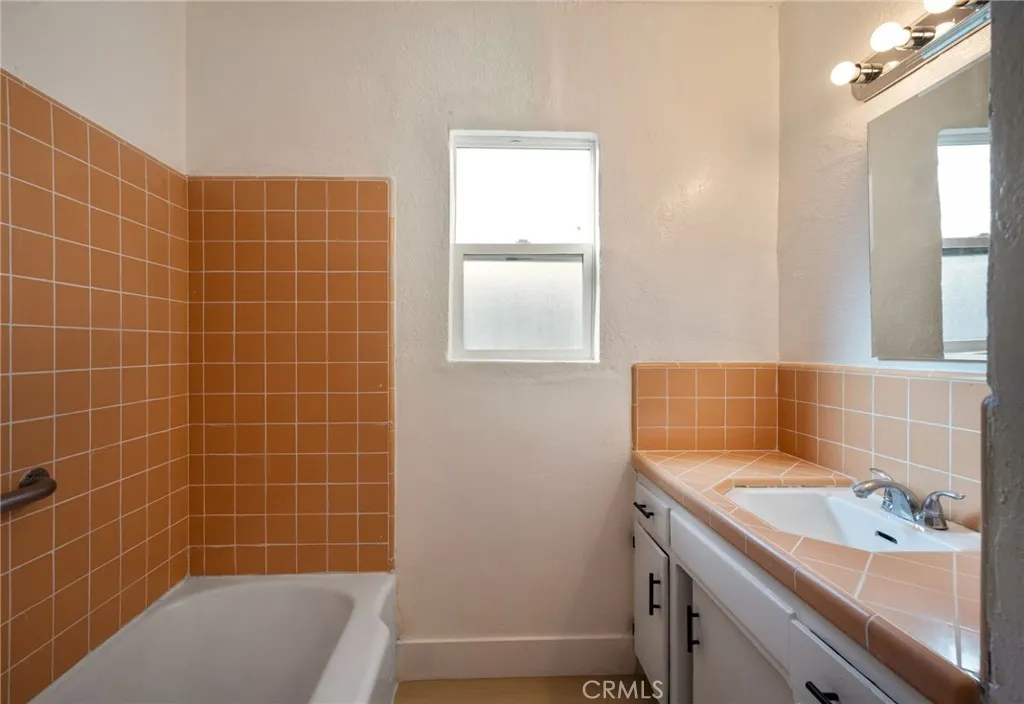 11825 S Vermont Ave, Los Angeles, California 90044 home-pic-10