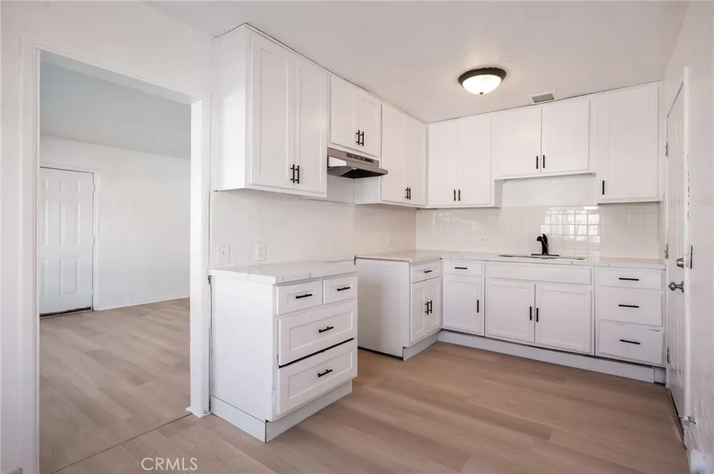 11825 S Vermont Ave, Los Angeles, California 90044 home-pic-7