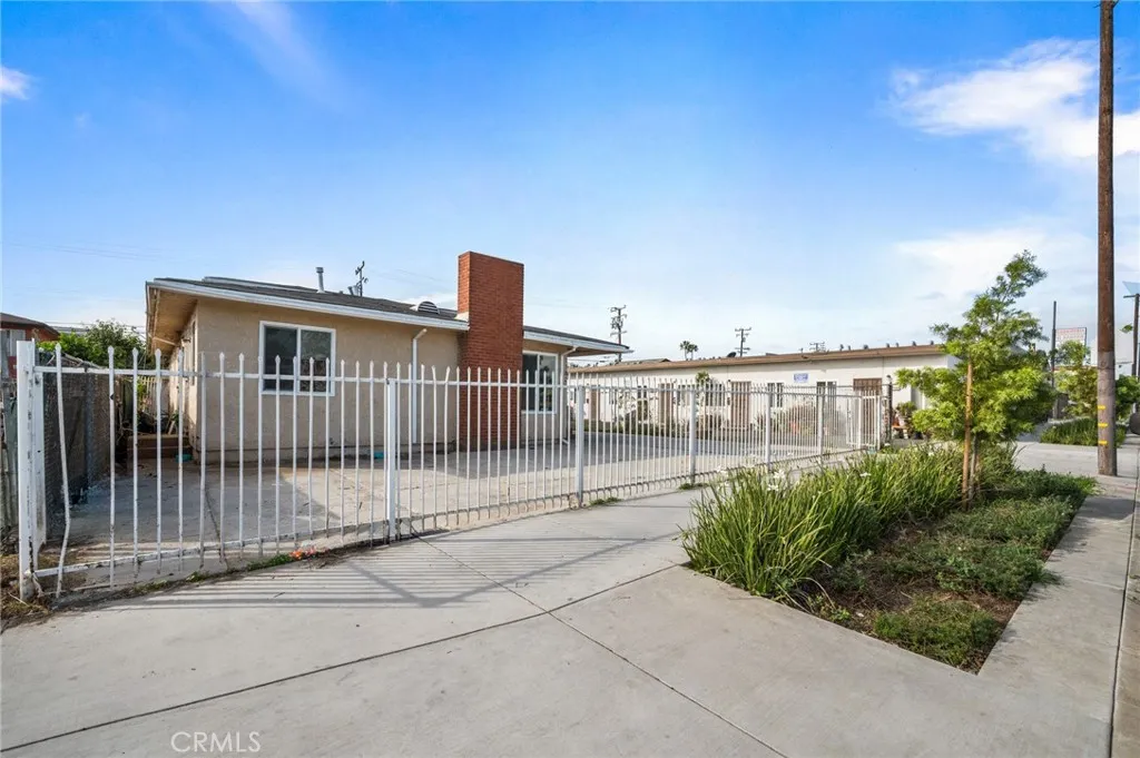 11825 S Vermont Ave, Los Angeles, California 90044 home-pic-2