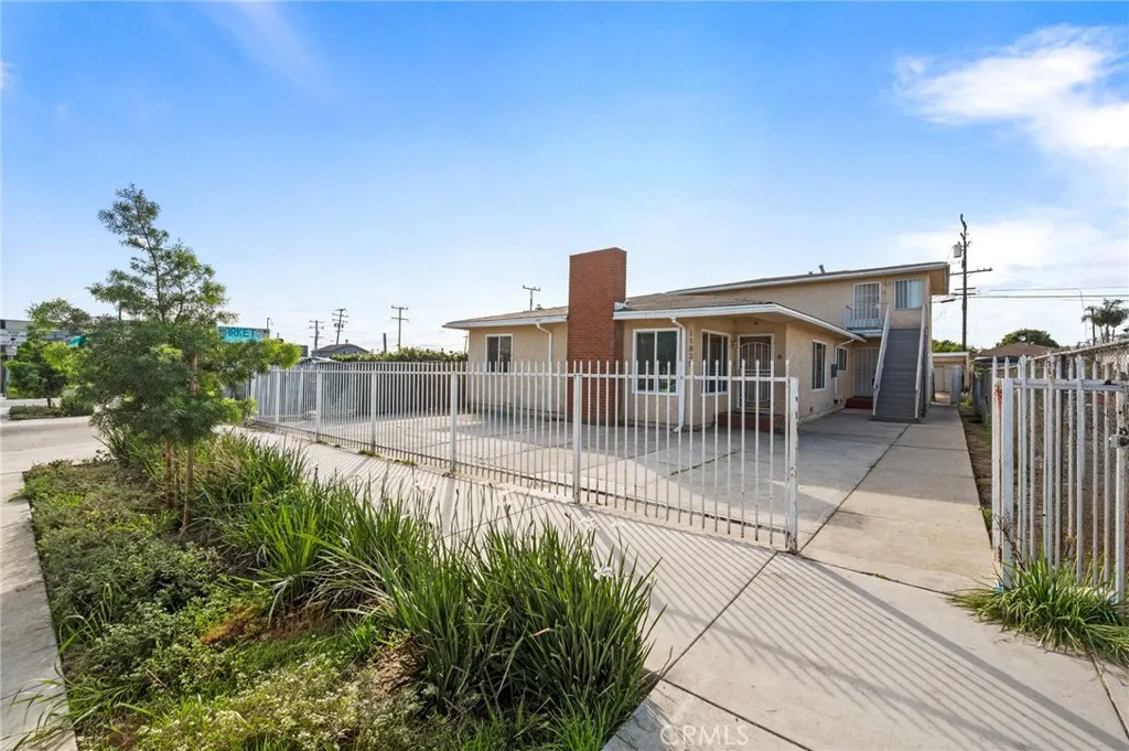 11825 S Vermont Ave, Los Angeles, California 90044 home-pic-1
