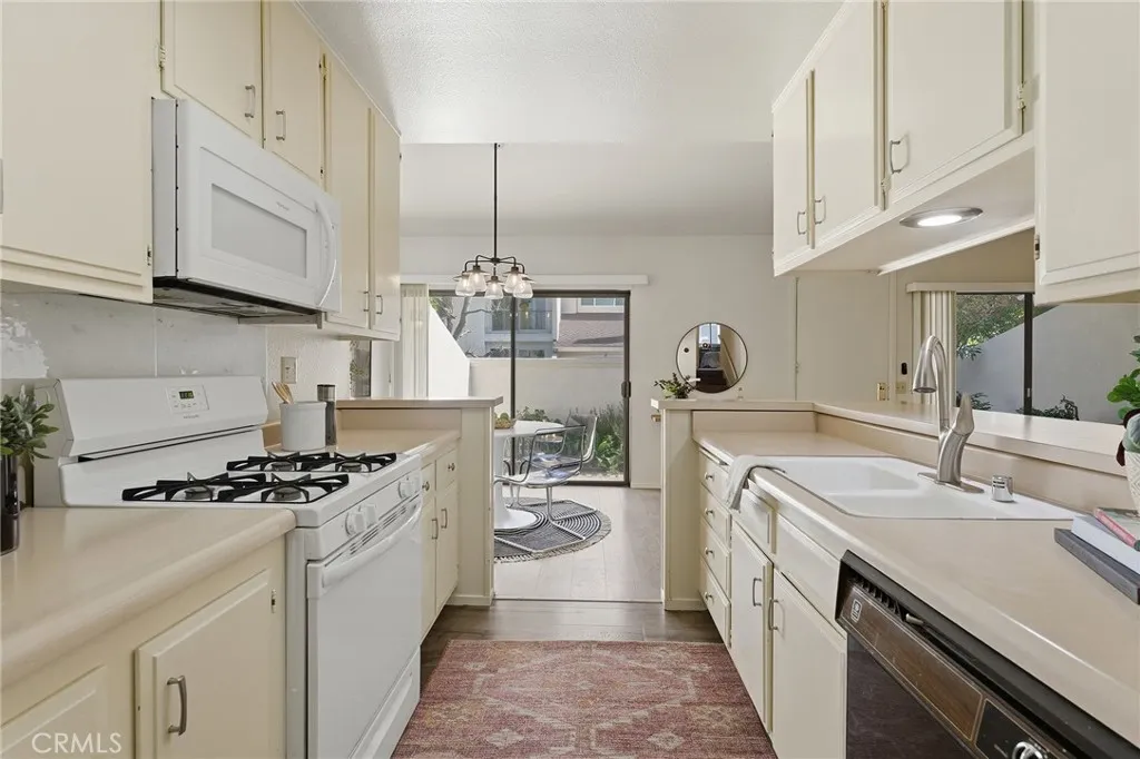 6227 1/2 Randi, Woodland Hills, California 91367 home-pic-11