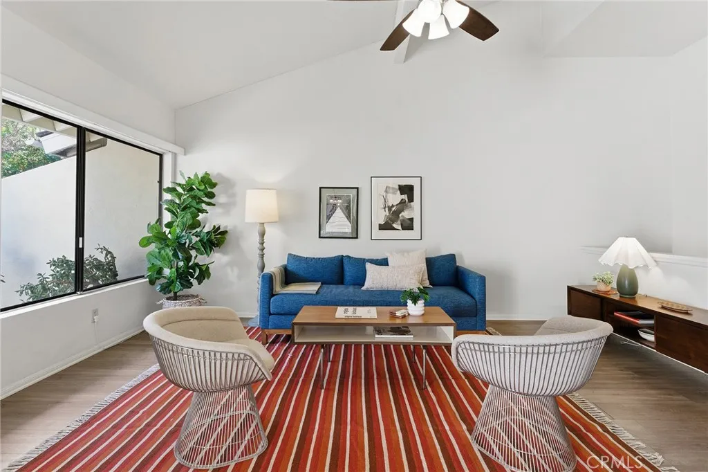 6227 1/2 Randi, Woodland Hills, California 91367 home-pic-2