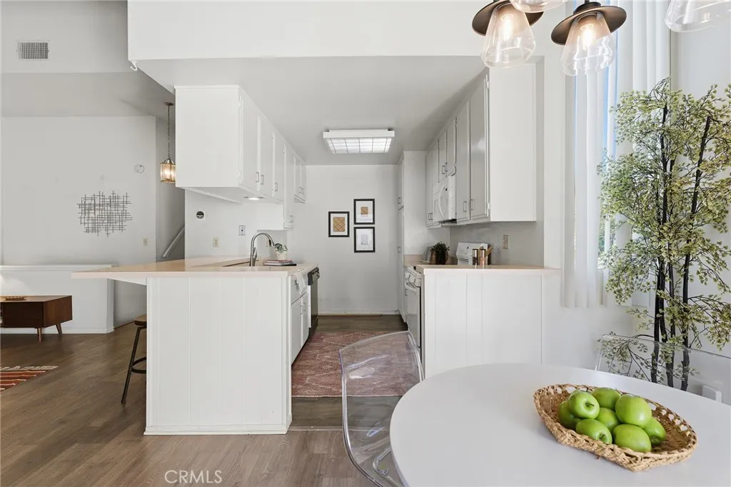 6227 1/2 Randi, Woodland Hills, California 91367 home-pic-7