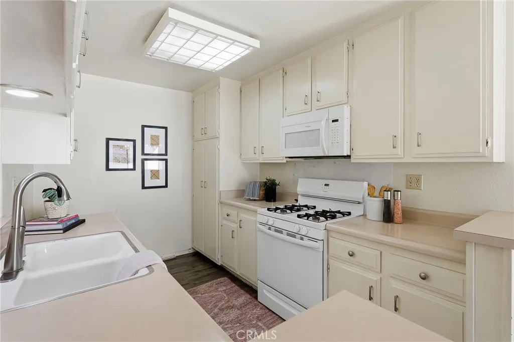 6227 1/2 Randi, Woodland Hills, California 91367 home-pic-12
