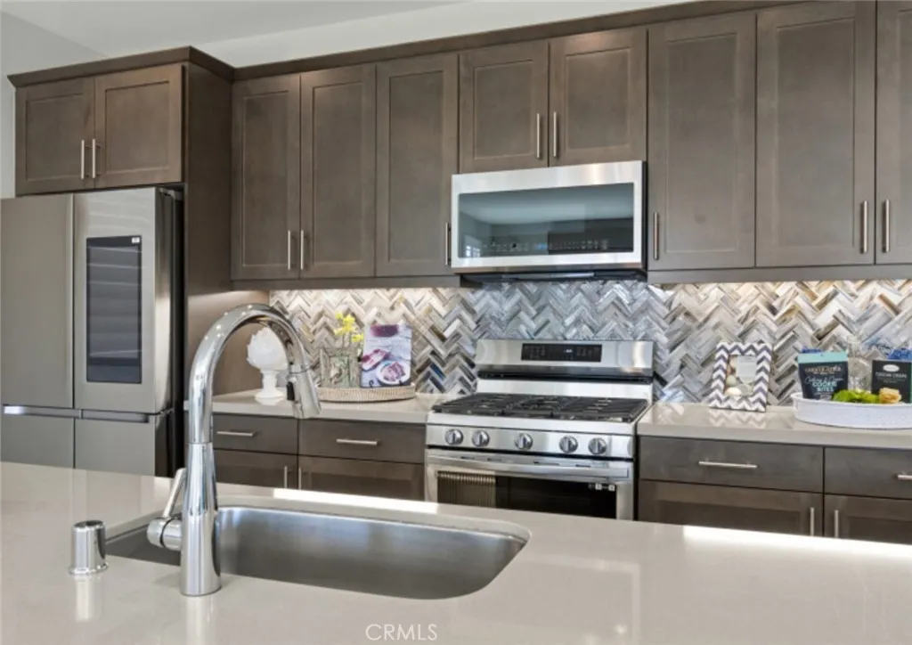 13869 Mesa View Drive, Victorville, California 92392 home-pic-2