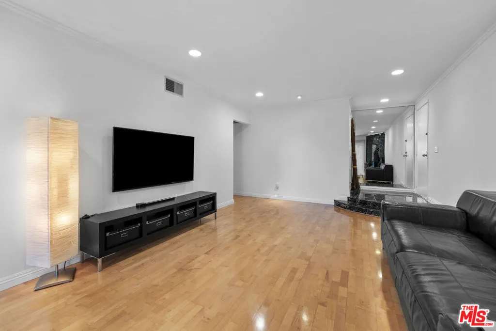 1515 S Beverly Drive 202, Los Angeles, California 90035 home-pic-3