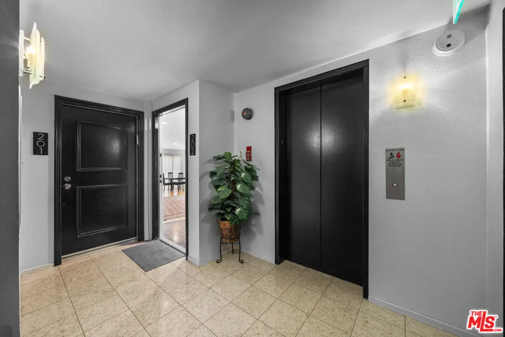 1515 S Beverly Drive 202, Los Angeles, California 90035 home-pic-23