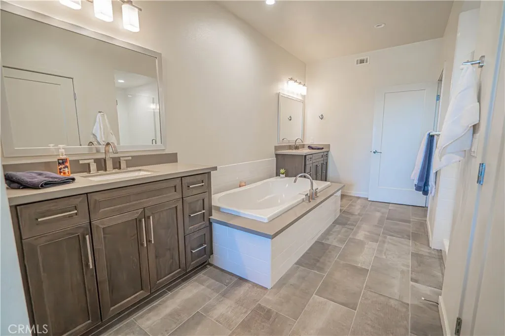 4060 Tradewinds Drive, Oxnard, California 93035 home-pic-24