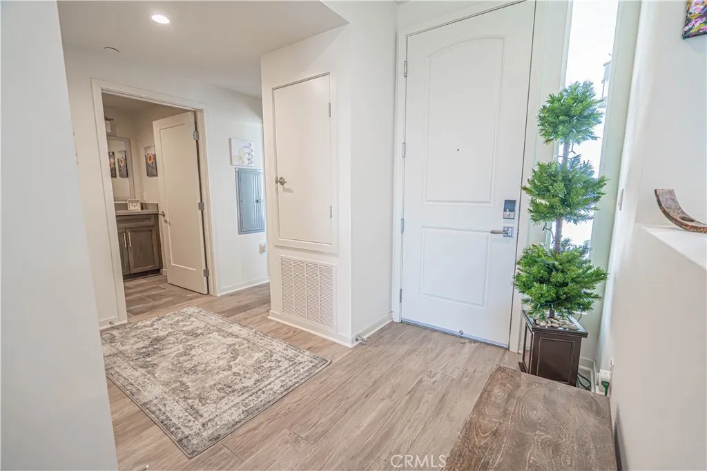 4060 Tradewinds Drive, Oxnard, California 93035 home-pic-2