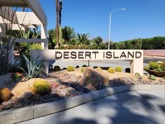 44-Island Dr entry sign