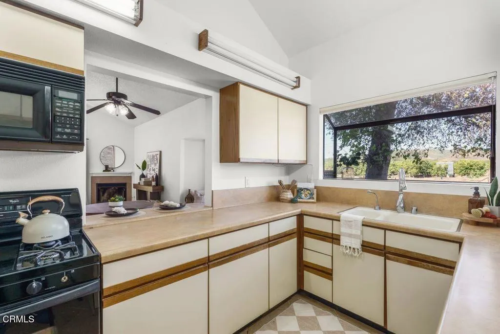 9540 Telegraph Road 16, Ventura, California 93004 home-pic-11