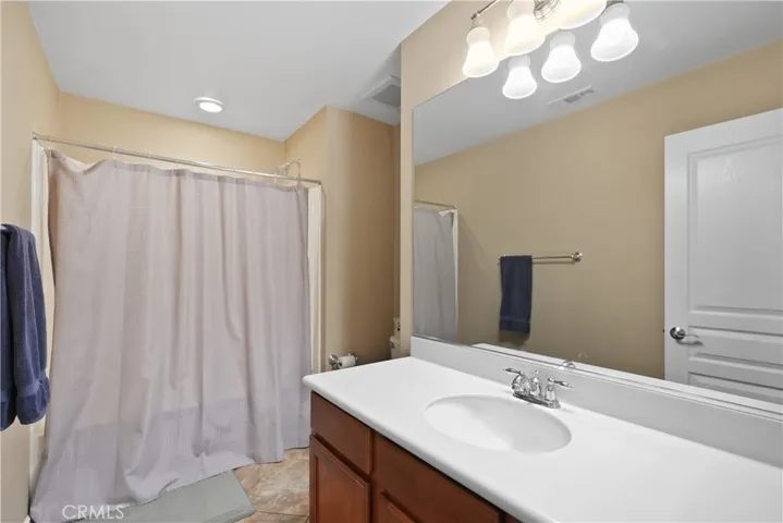 Bright upstairs bath with a streamlined layout.