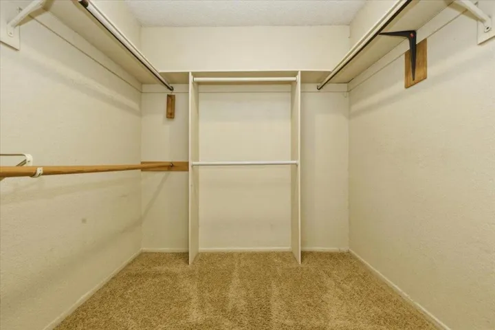 38-Walk In Closet