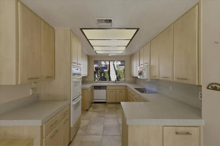 25-Kitchen