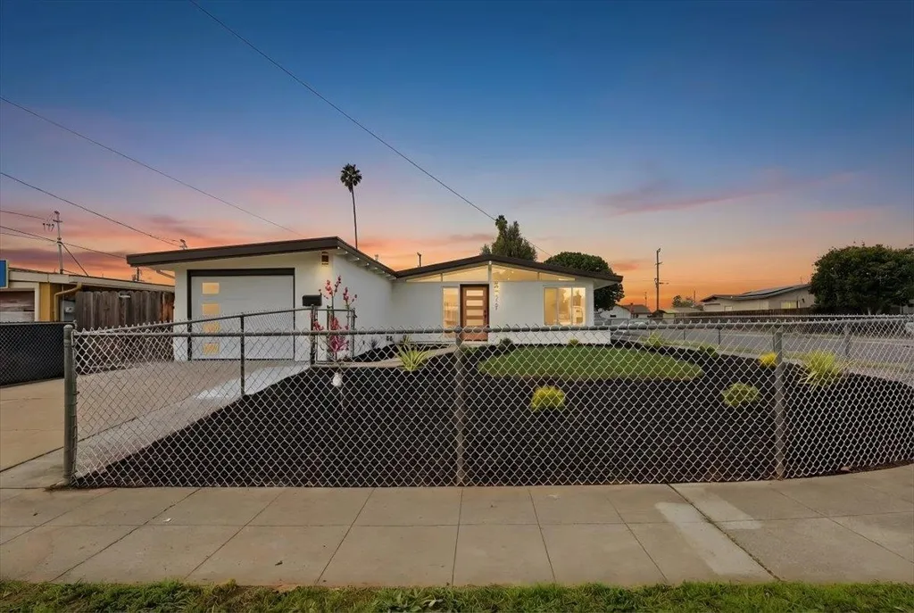 27707 27707 La Porte Ave, Hayward, California 94545 home-pic-1