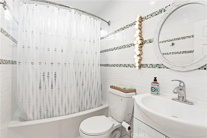 Upgraded Hallway full bathroom