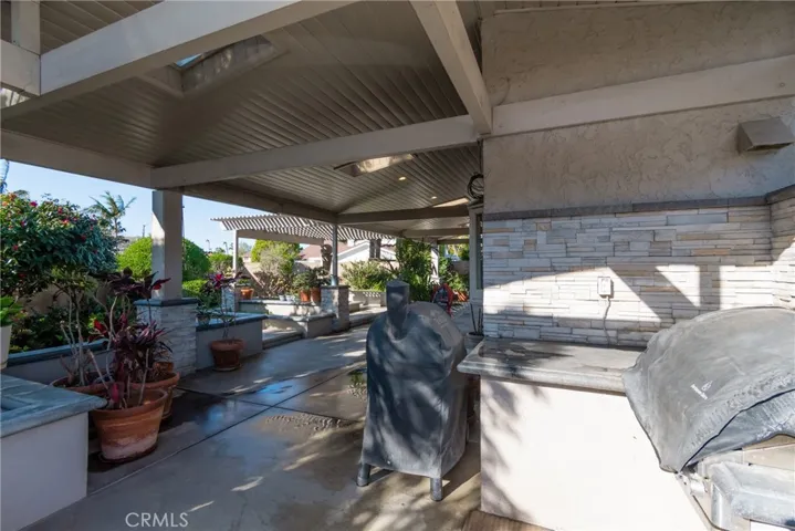 Side yard built in bar b q