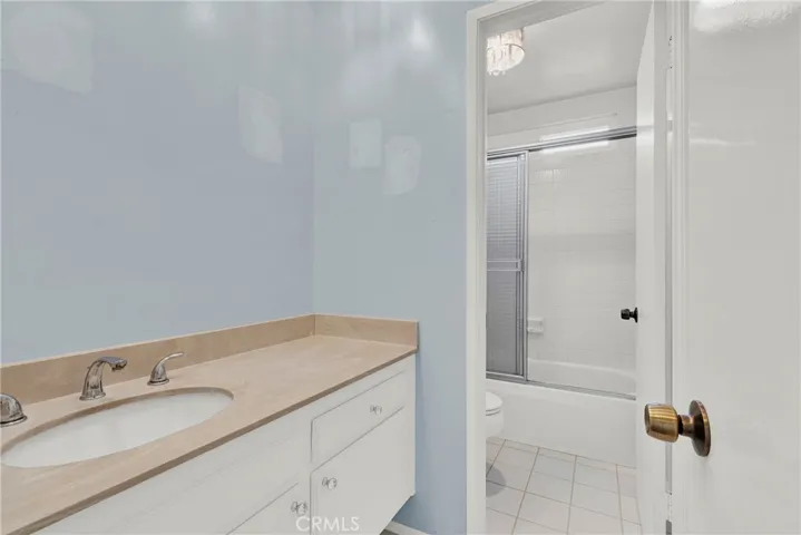 Upstairs hall bath between bedrooms