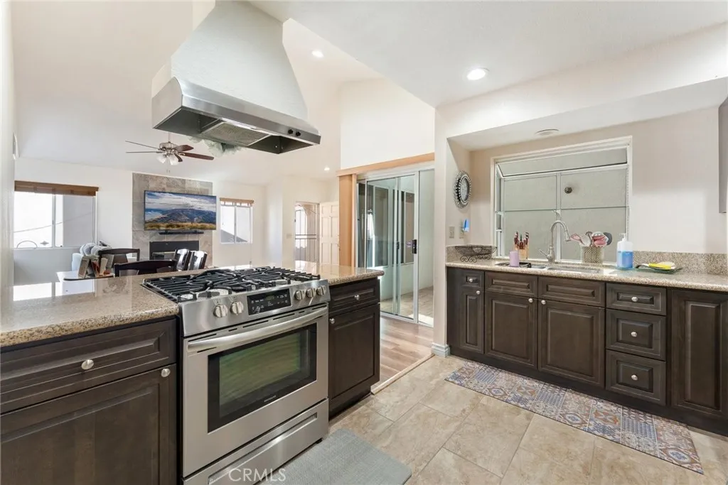 737 Verona, San Jacinto, California 92583 home-pic-3