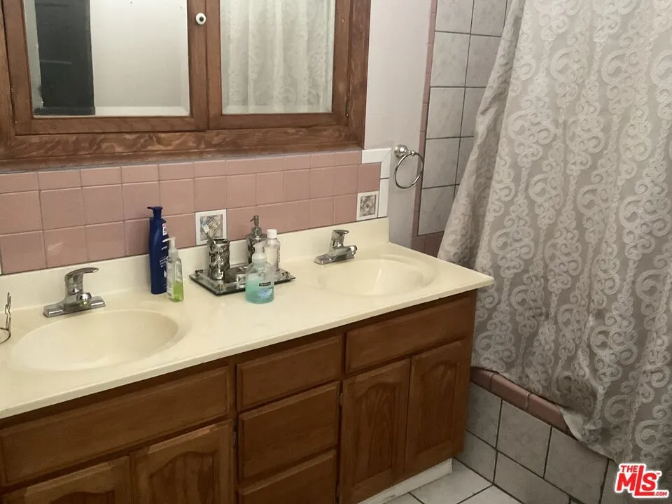 2068 S Hobart Boulevard, Los Angeles, California 90018 home-pic-20