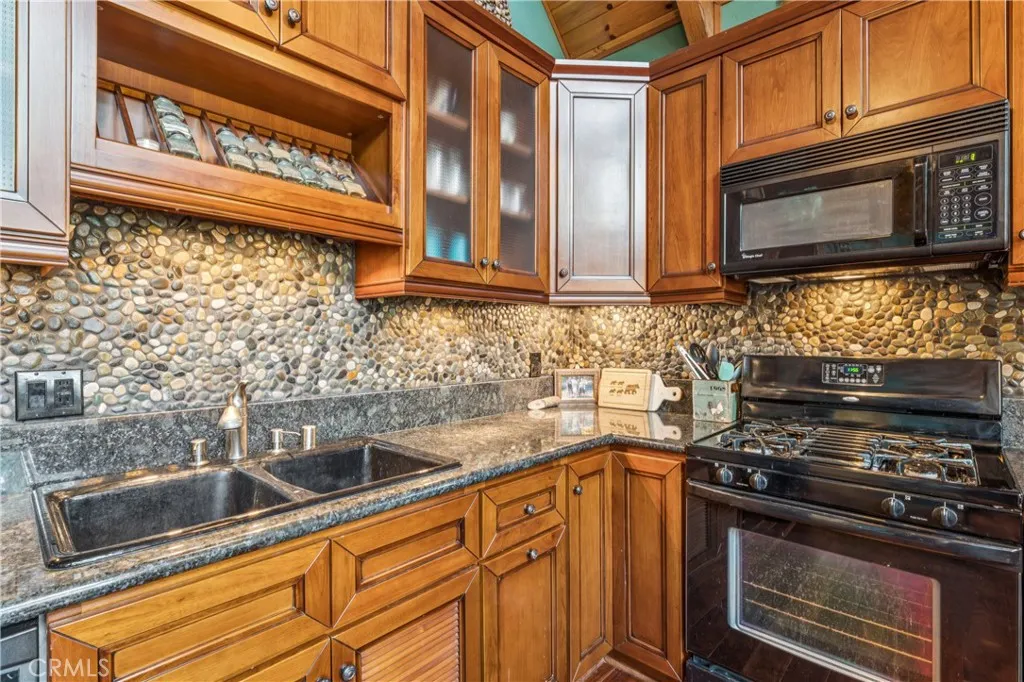 23959 Lakeview Drive, Crestline, California 92325 home-pic-7