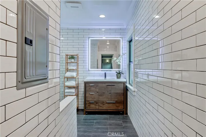 223 N. St. Andrews, Los Angeles, California 90004