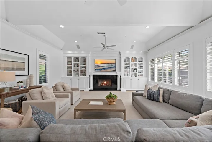 There is isn't much more I can say about how wonderful this great room is!  Picture YOURSELVES..... right here!