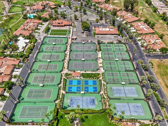 Tenis & Picleball COurts