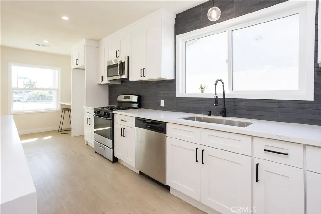 325 E 222nd St Street, Carson, California 90745 home-pic-3