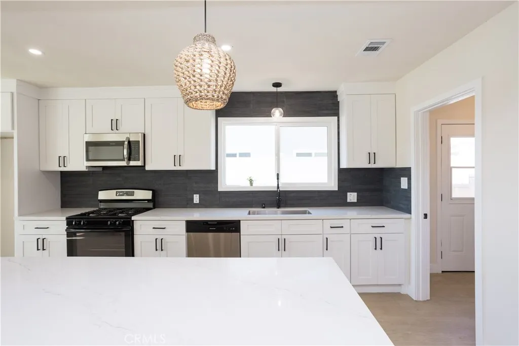 325 E 222nd St Street, Carson, California 90745 home-pic-7
