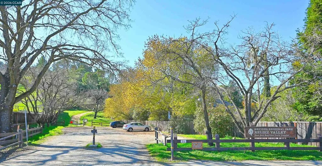 137 137 Haslemere, Lafayette, California 94549 home-pic-33