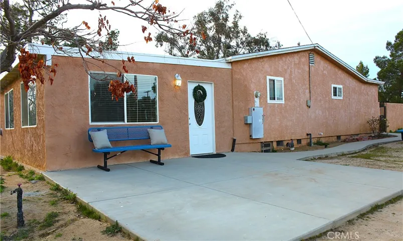fRONT DRIVEWAY ENTRY