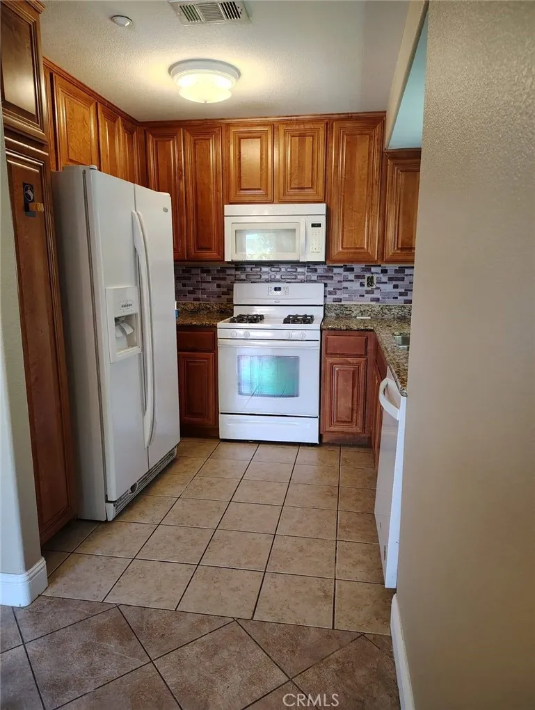 19229 Palo Verde Drive, Apple Valley, California 92308 home-pic-11