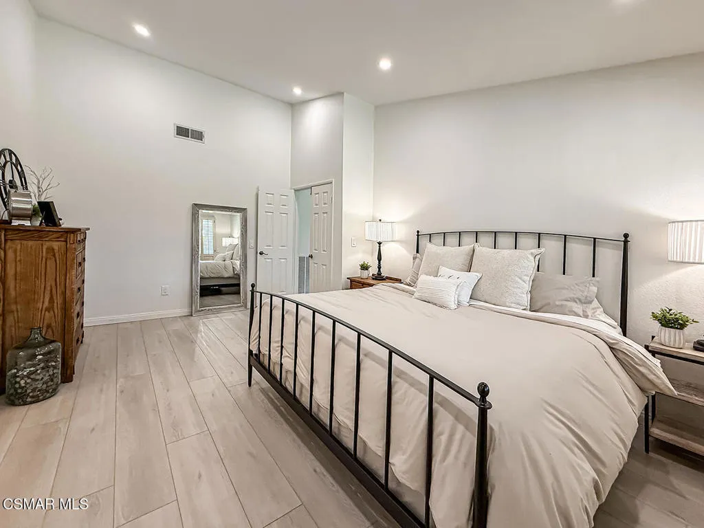 221 Hazelridge Court, Simi Valley, California 93065 home-pic-33