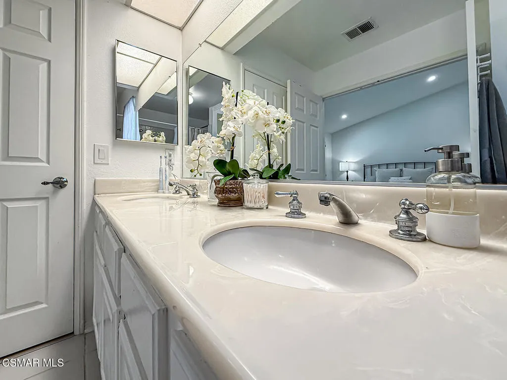 221 Hazelridge Court, Simi Valley, California 93065 home-pic-35