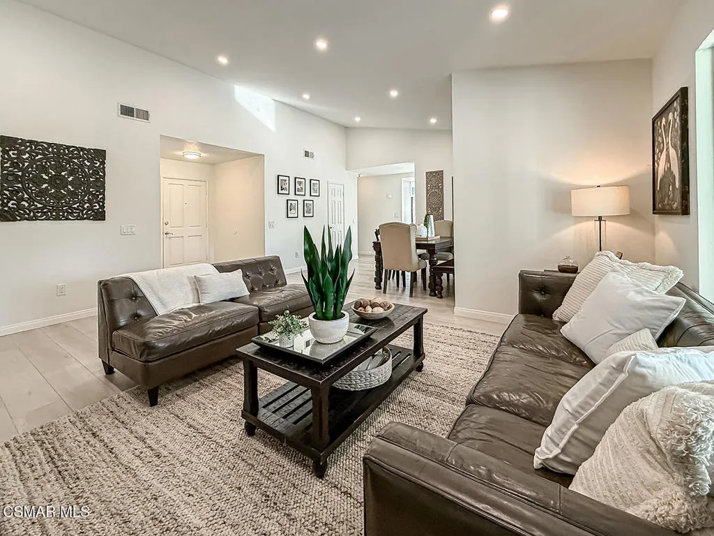 221 Hazelridge Court, Simi Valley, California 93065 home-pic-10