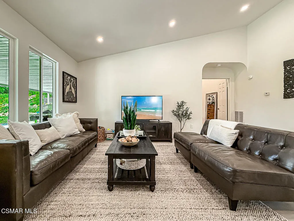 221 Hazelridge Court, Simi Valley, California 93065 home-pic-9