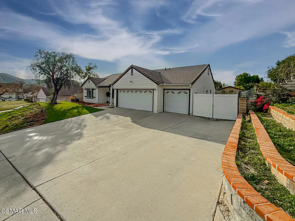 221 Hazelridge Court, Simi Valley, California 93065 home-pic-3