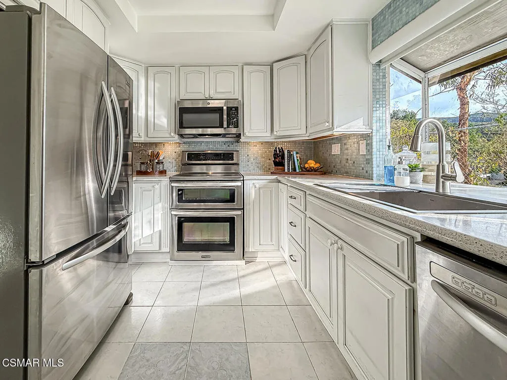 221 Hazelridge Court, Simi Valley, California 93065 home-pic-18