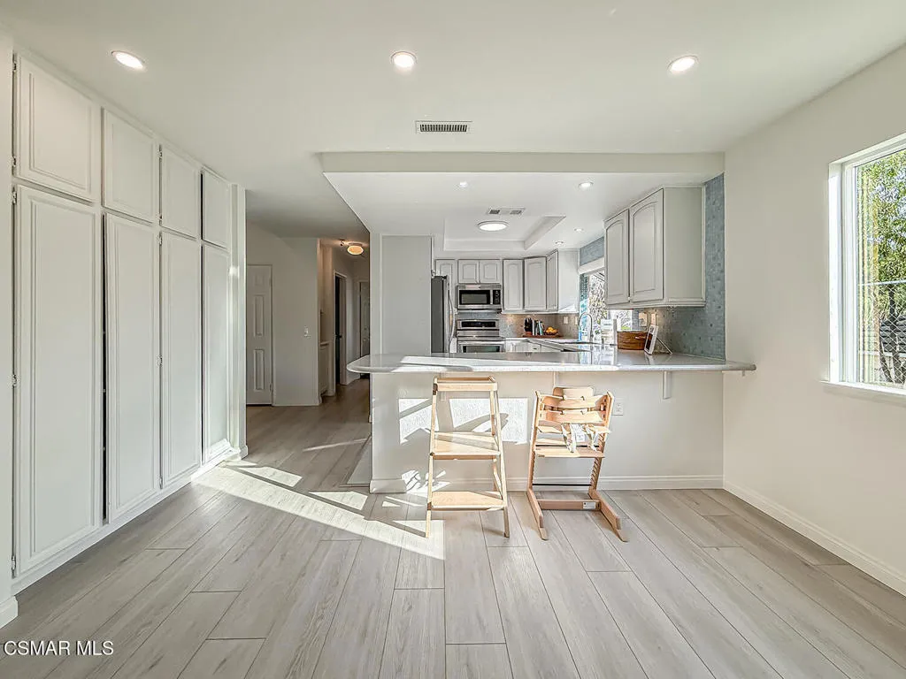 221 Hazelridge Court, Simi Valley, California 93065 home-pic-16