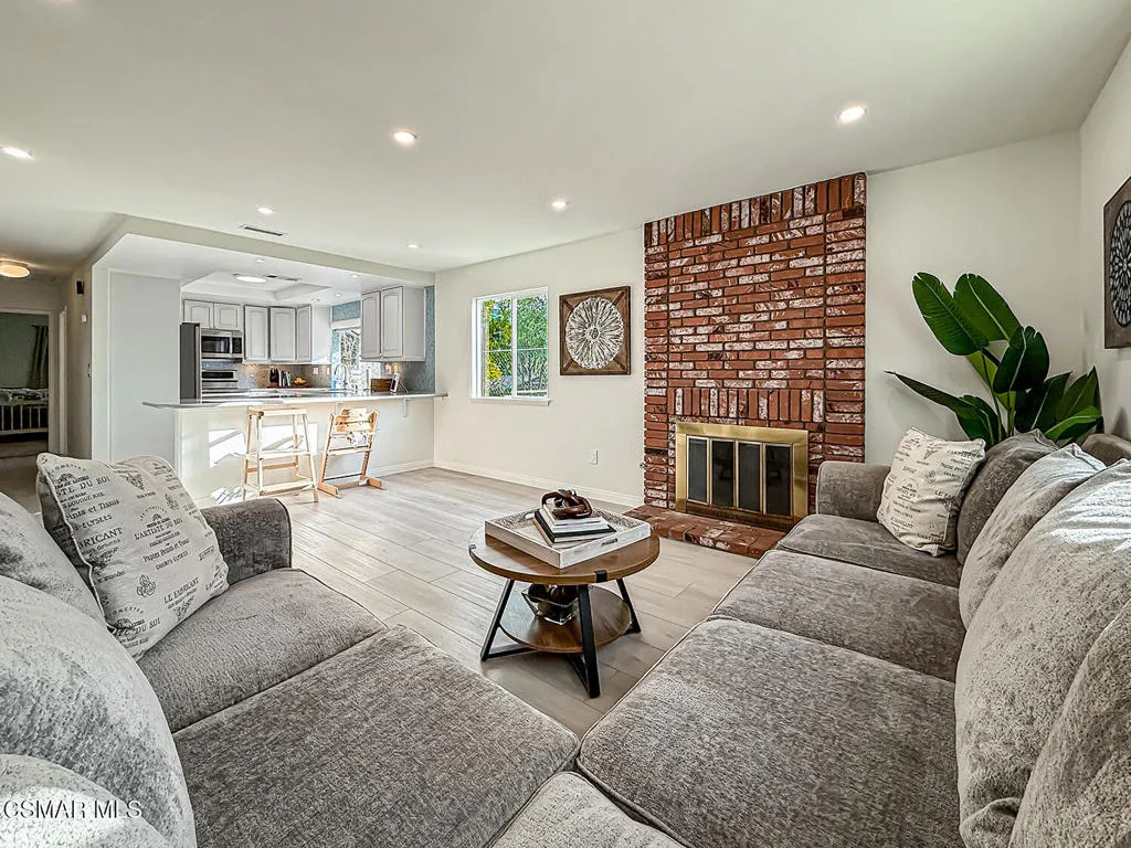 221 Hazelridge Court, Simi Valley, California 93065 home-pic-15