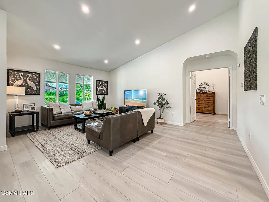 221 Hazelridge Court, Simi Valley, California 93065 home-pic-8