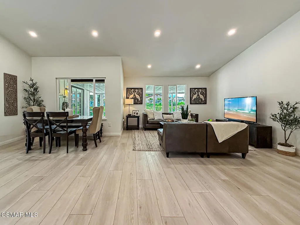 221 Hazelridge Court, Simi Valley, California 93065 home-pic-7