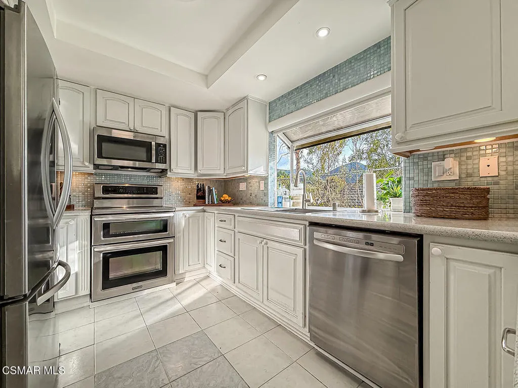 221 Hazelridge Court, Simi Valley, California 93065 home-pic-17